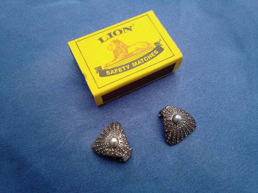 Retro broach and clip-on earrings joblot.