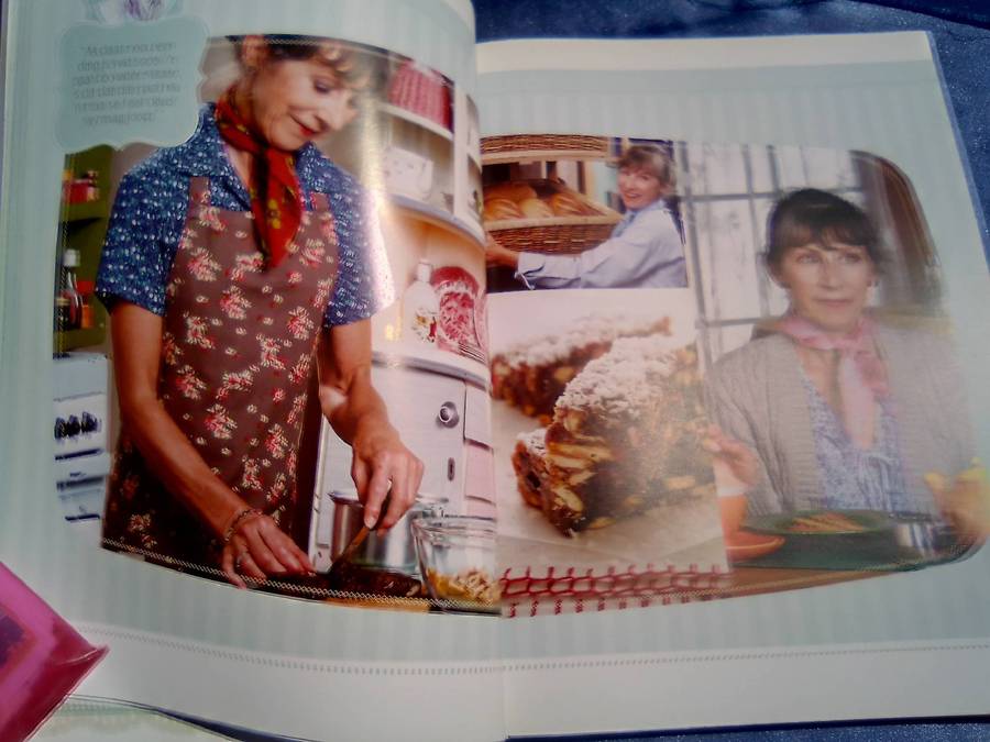 "7de Laan Look".  Soft cover.