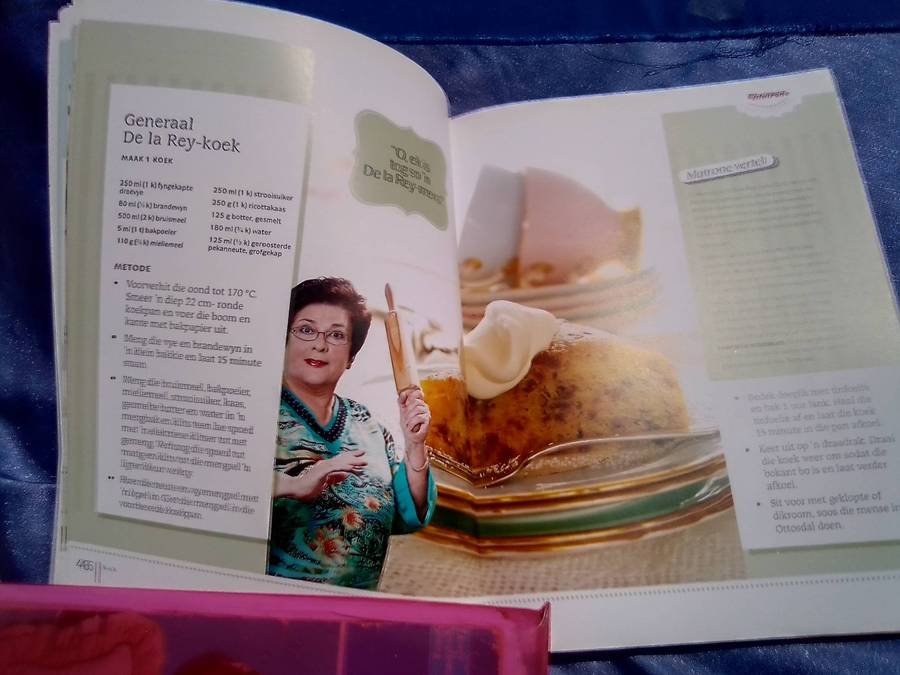 "7de Laan Look".  Soft cover.