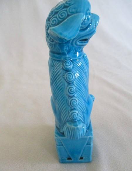 A beautiful vintage 1950's-70's porcelain Chinese Foo dog/lion statue