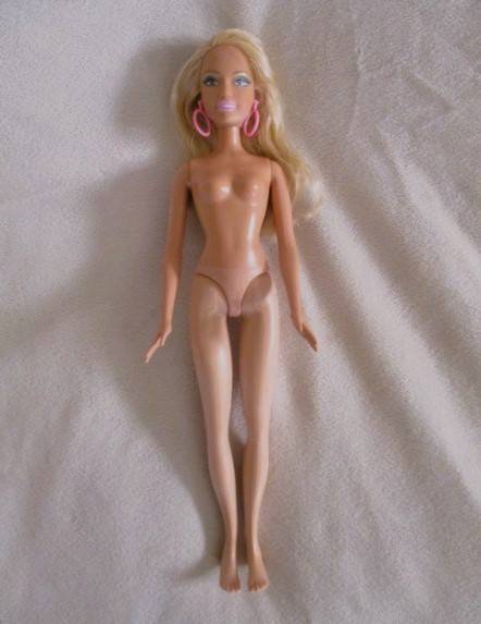 Flat feet Mattel Barbie with original earrings and knees that bend - Summer Beach Fun Barbie?