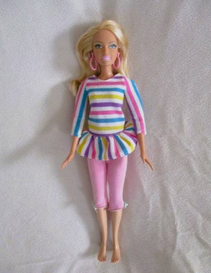 Flat feet Mattel Barbie with original earrings and knees that bend - Summer Beach Fun Barbie?