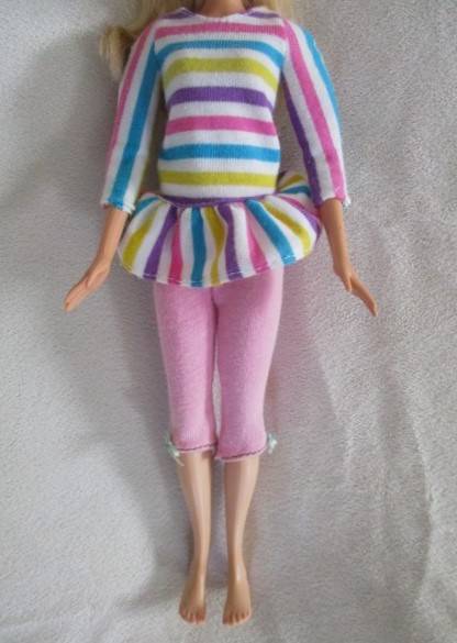 Flat feet Mattel Barbie with original earrings and knees that bend - Summer Beach Fun Barbie?