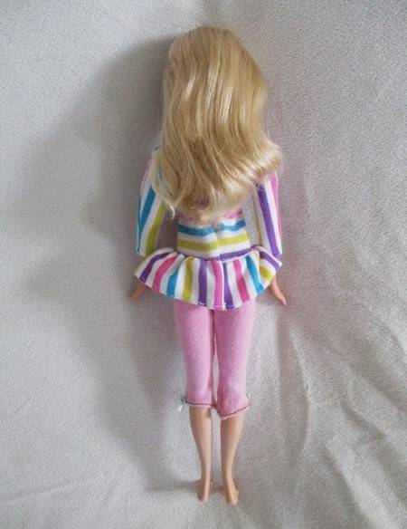 Flat feet Mattel Barbie with original earrings and knees that bend - Summer Beach Fun Barbie?