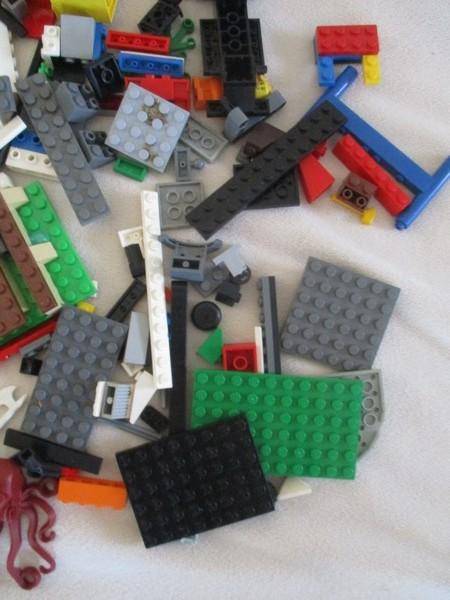 Box vintage 1984 Lego Technic forklift no 8843 (incomplete) plus a bag of over 200 real lego pieces