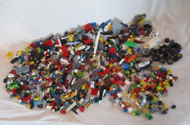 A batch of over 2500 real Lego pieces - lots of figures and wheels