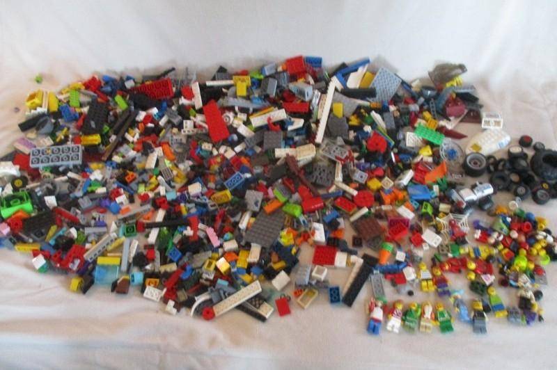 A batch of over 2500 real Lego pieces - lots of figures and wheels