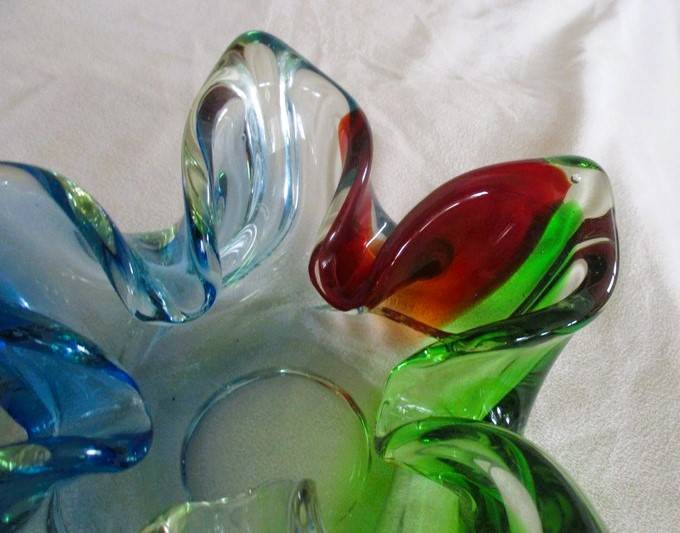 Beautiful hand blown vintage Murano Art Glass bowl in perfect condition