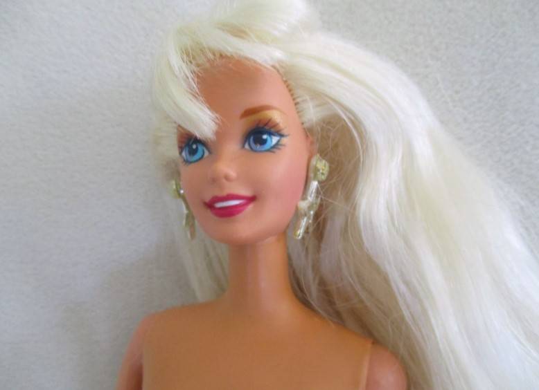 Vintage  Mattel  Barbie doll with the longest hair ever with original ring and earrings - knees bend