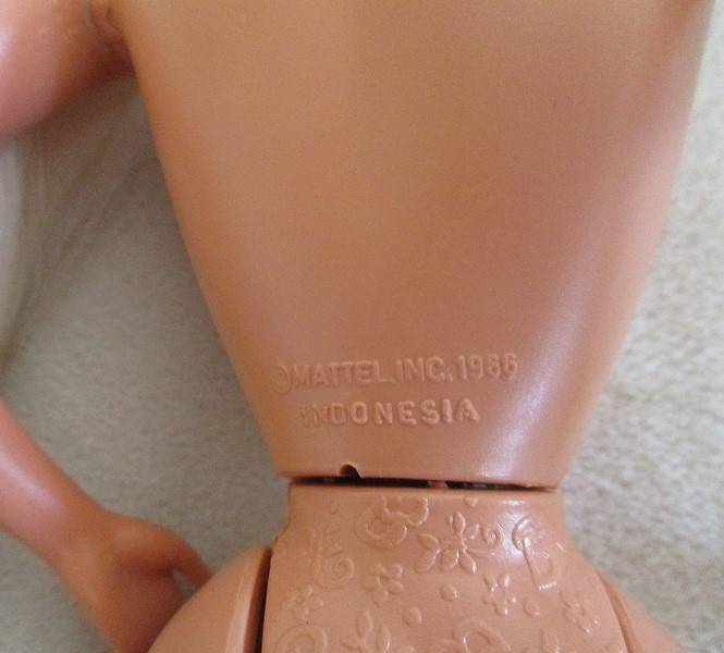 Vintage  Mattel  Barbie doll with the longest hair ever with original ring and earrings - knees bend