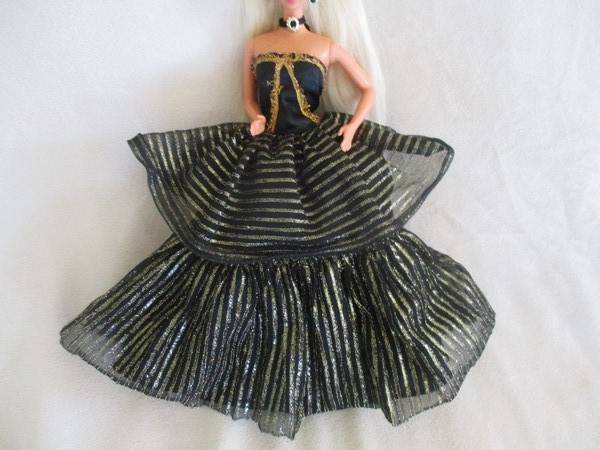Vintage late 1980's Mattel long hair Barbie doll with original earrings & necklace - knees  bend