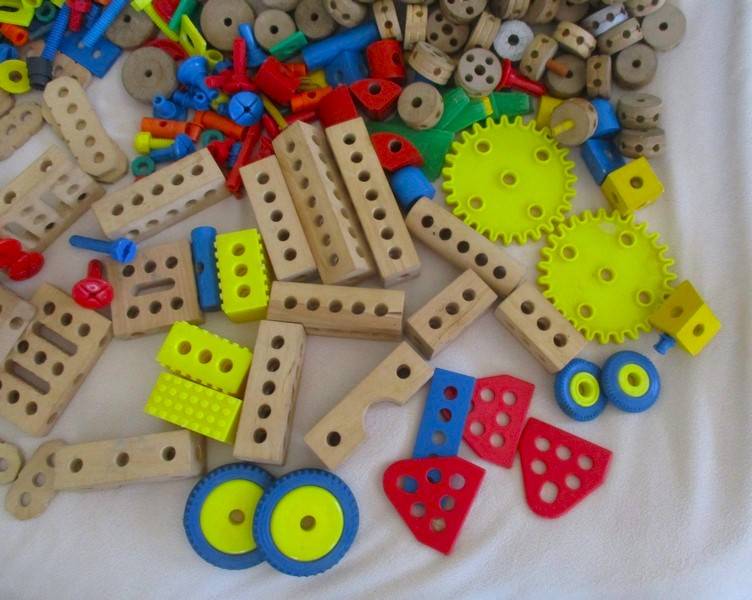 A large batch of over 300 vintage Tinkertoy building blocks