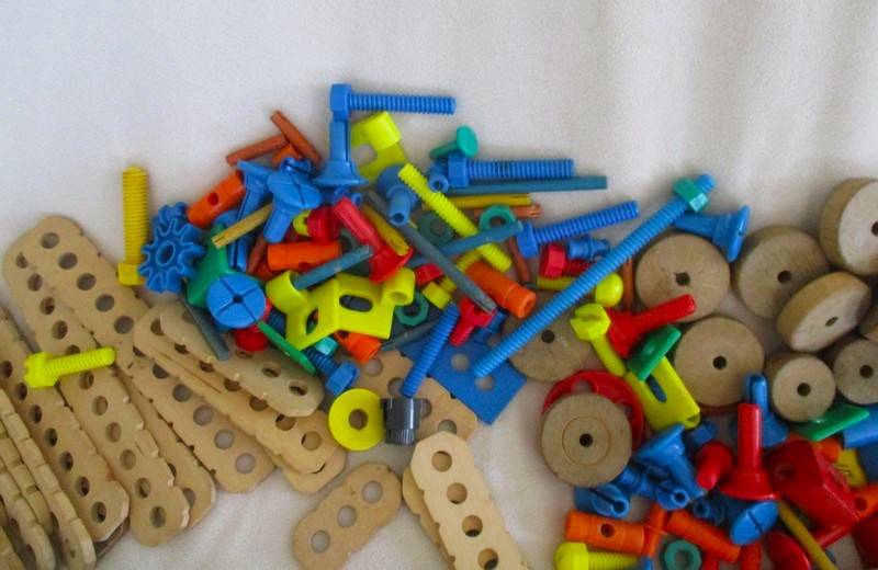A large batch of over 300 vintage Tinkertoy building blocks