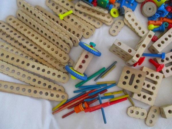 A large batch of over 300 vintage Tinkertoy building blocks