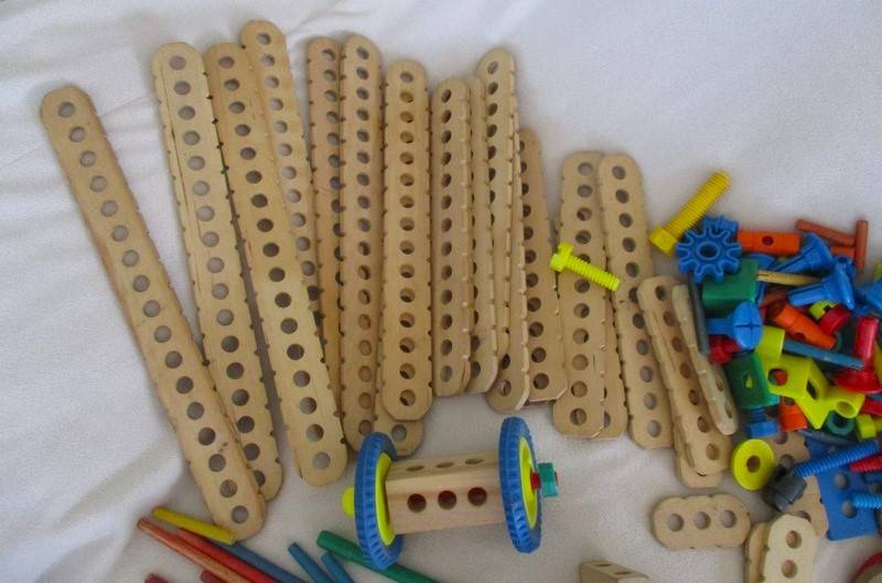 A large batch of over 300 vintage Tinkertoy building blocks