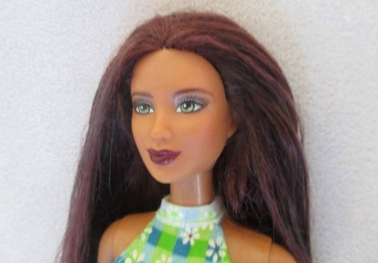 Vintage 1999 Mattel "Pretty in Plaid" Barbie Redhead in original dress - knees bend