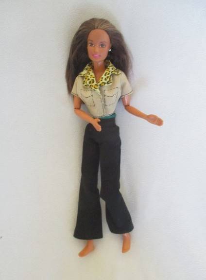 Pretty articulated Mattel Barbie with original top and earrings - Operations Safari Barbie?