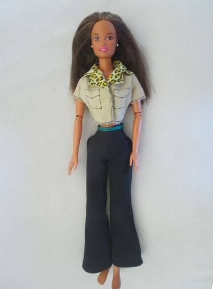 Pretty articulated Mattel Barbie with original top and earrings - Operations Safari Barbie?