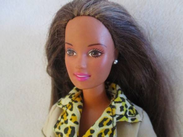 Pretty articulated Mattel Barbie with original top and earrings - Operations Safari Barbie?