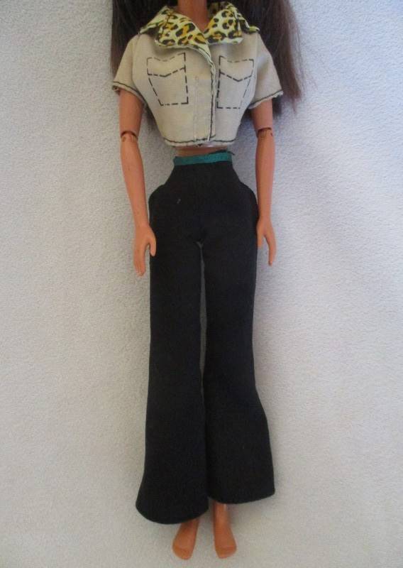 Pretty articulated Mattel Barbie with original top and earrings - Operations Safari Barbie?