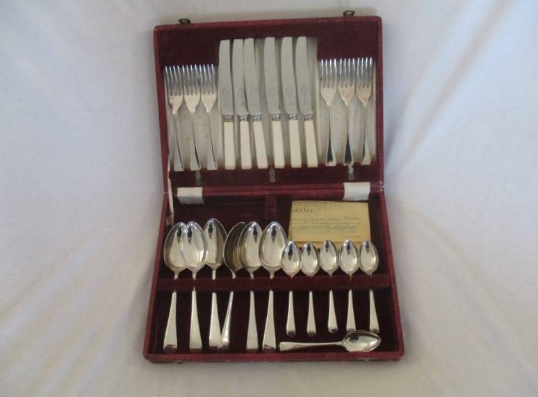 Excellent vintage nickel silver Viners Resilco, Sheffield set in original canister - super stainless