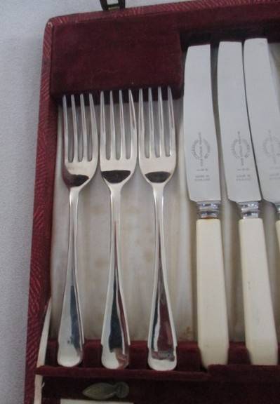 Excellent vintage nickel silver Viners Resilco, Sheffield set in original canister - super stainless