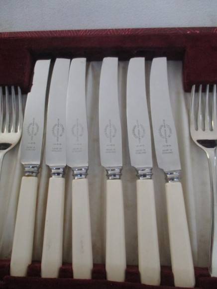 Excellent vintage nickel silver Viners Resilco, Sheffield set in original canister - super stainless