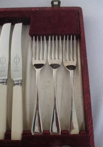 Excellent vintage nickel silver Viners Resilco, Sheffield set in original canister - super stainless