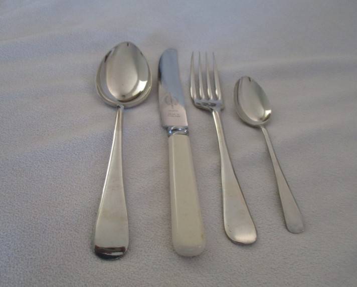 Excellent vintage nickel silver Viners Resilco, Sheffield set in original canister - super stainless