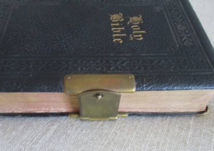 Circa 1907 - The Palestine Pictorial Bible - old antique Bible with brass clasp