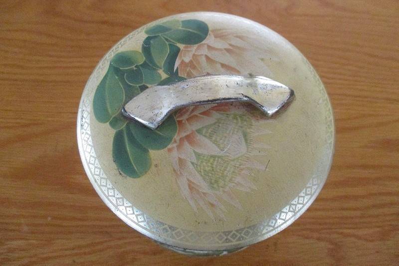 Vintage tea tin with proteas and S.A. scenes - double airtight lid with handle