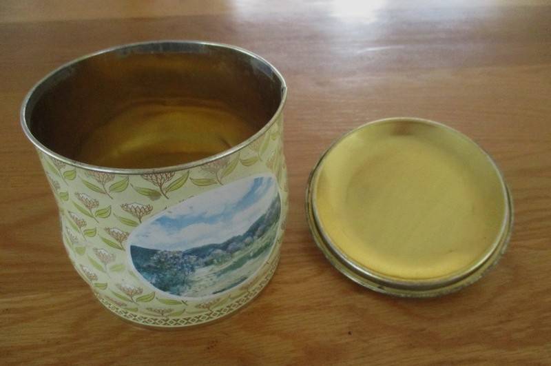 Vintage tea tin with proteas and S.A. scenes - double airtight lid with handle