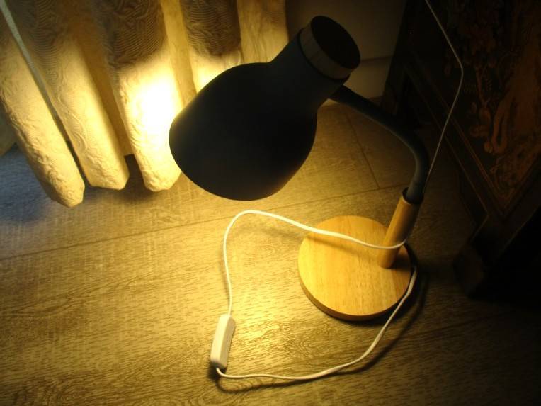 Greenville desk lamp/student lamp with flexi arm - metal on wooden base - excellent condition