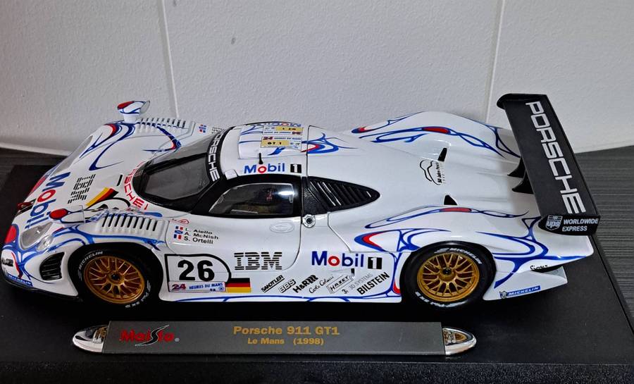 Maisto Porsche 911 GT1 #26 Le Mans 1988 1/18