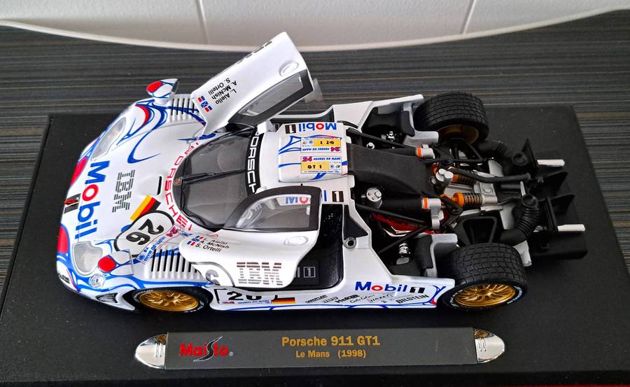Maisto Porsche 911 GT1 #26 Le Mans 1988 1/18