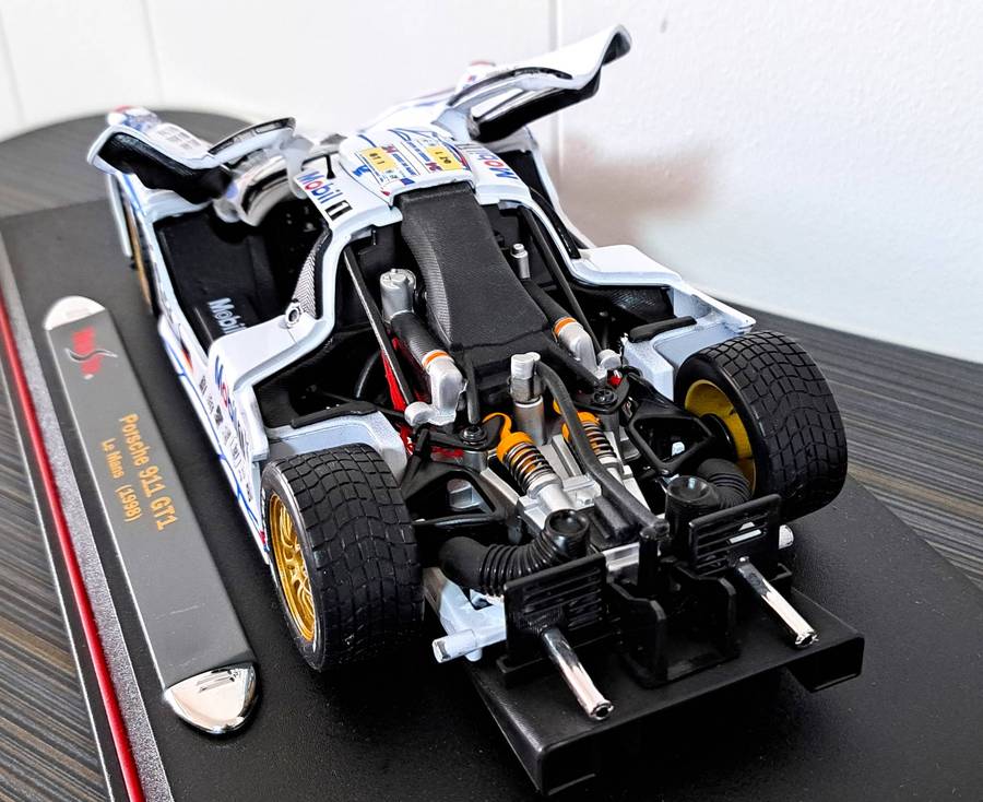 Maisto Porsche 911 GT1 #26 Le Mans 1988 1/18