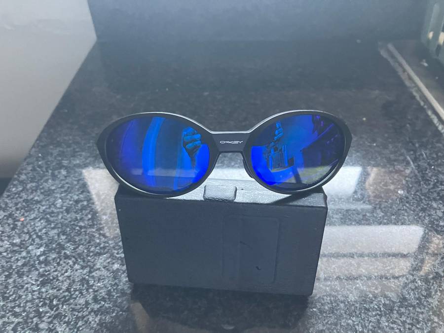 Polarised sports outdoor sunnies for driving/travellingeyv