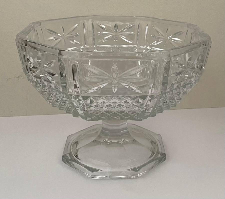 STUNNING CUT GLASS CENTRE PIECE