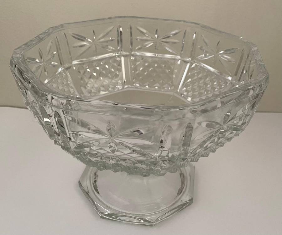 STUNNING CUT GLASS CENTRE PIECE