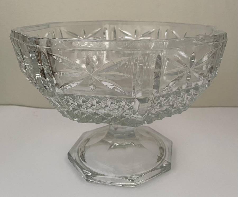 STUNNING CUT GLASS CENTRE PIECE