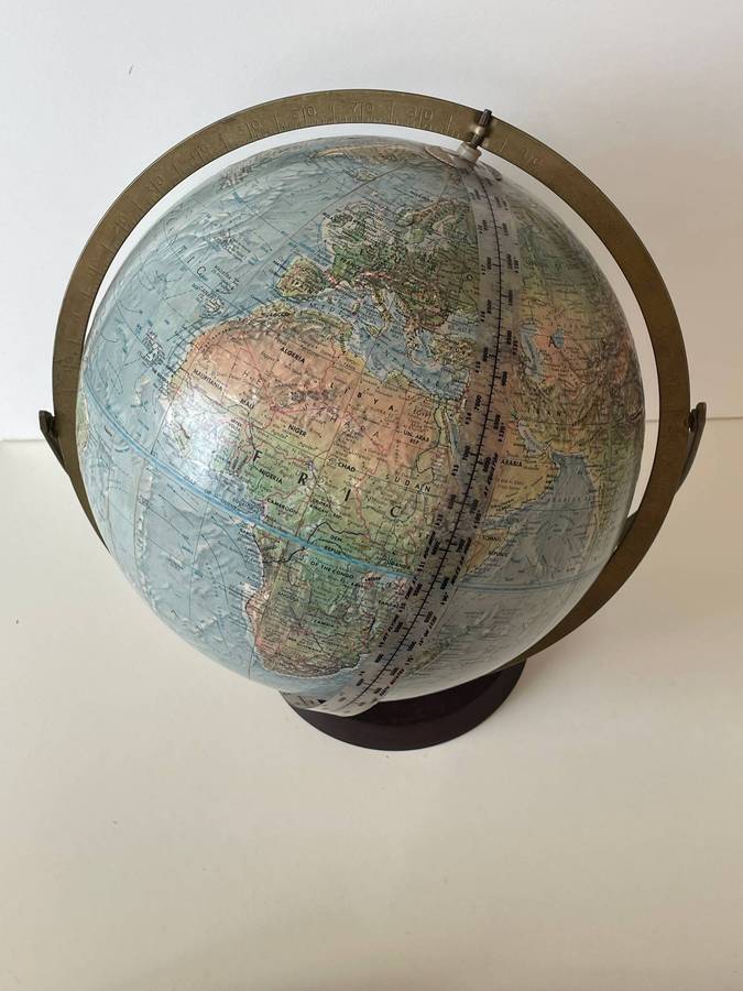 VINTAGE READERS DIGEST WORLD GLOBE AND READERS DIGEST ATLAS OF THE WORLD