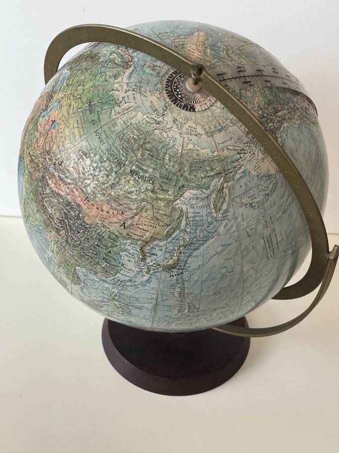 VINTAGE READERS DIGEST WORLD GLOBE AND READERS DIGEST ATLAS OF THE WORLD