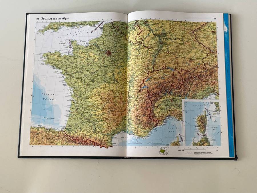 VINTAGE READERS DIGEST WORLD GLOBE AND READERS DIGEST ATLAS OF THE WORLD