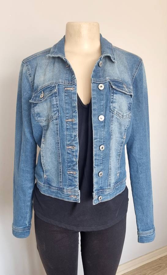 Beautiful fitted denim jacket ...size 36