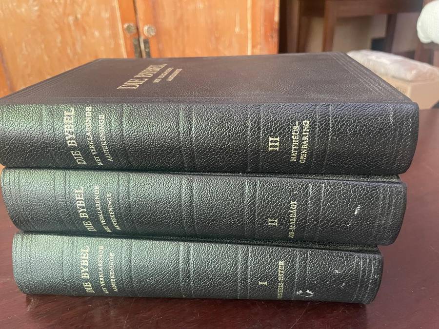 BYBEL MET VERKLARENDE AANTEKENINGE  3 VOLUMES