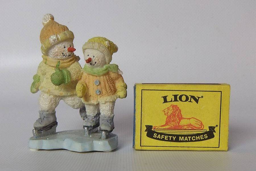 UNDER R100 - Collectable - A vintage figure of ice skaters by Russ Berrie entitled Frost Smitten