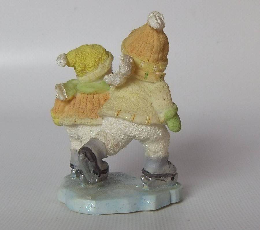 UNDER R100 - Collectable - A vintage figure of ice skaters by Russ Berrie entitled Frost Smitten