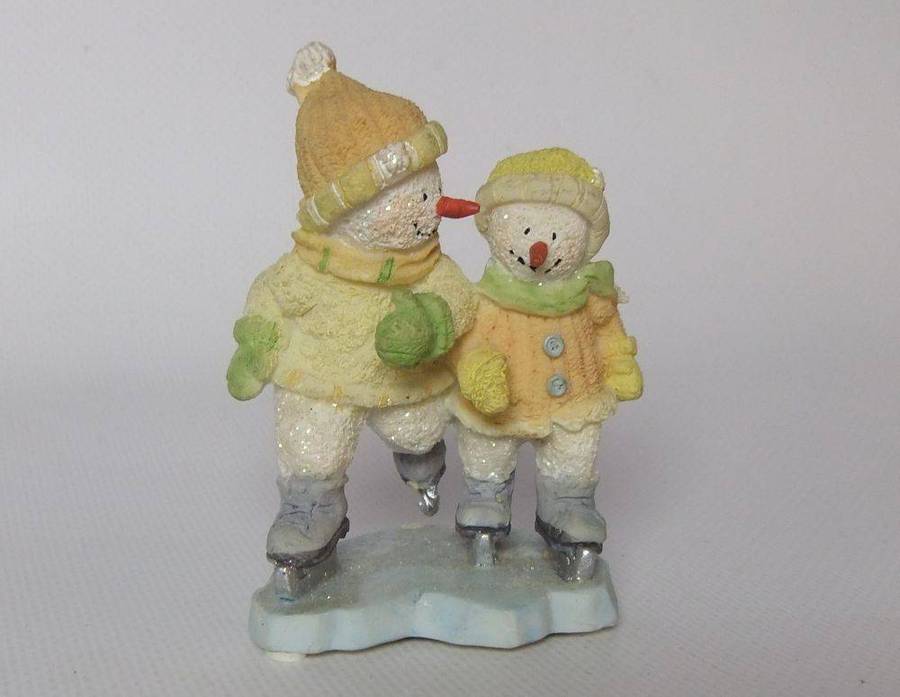 UNDER R100 - Collectable - A vintage figure of ice skaters by Russ Berrie entitled Frost Smitten
