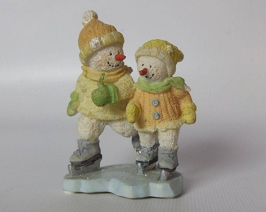 UNDER R100 - Collectable - A vintage figure of ice skaters by Russ Berrie entitled Frost Smitten