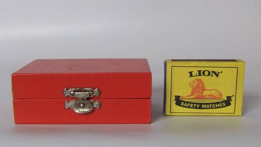 UNDER R100 - Collectable - A vintage box containing 5 unusual dice